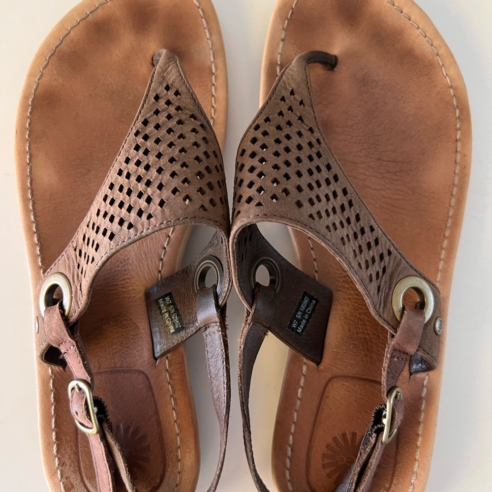 Women’s Size 7 Ugg’s Leather Sandals